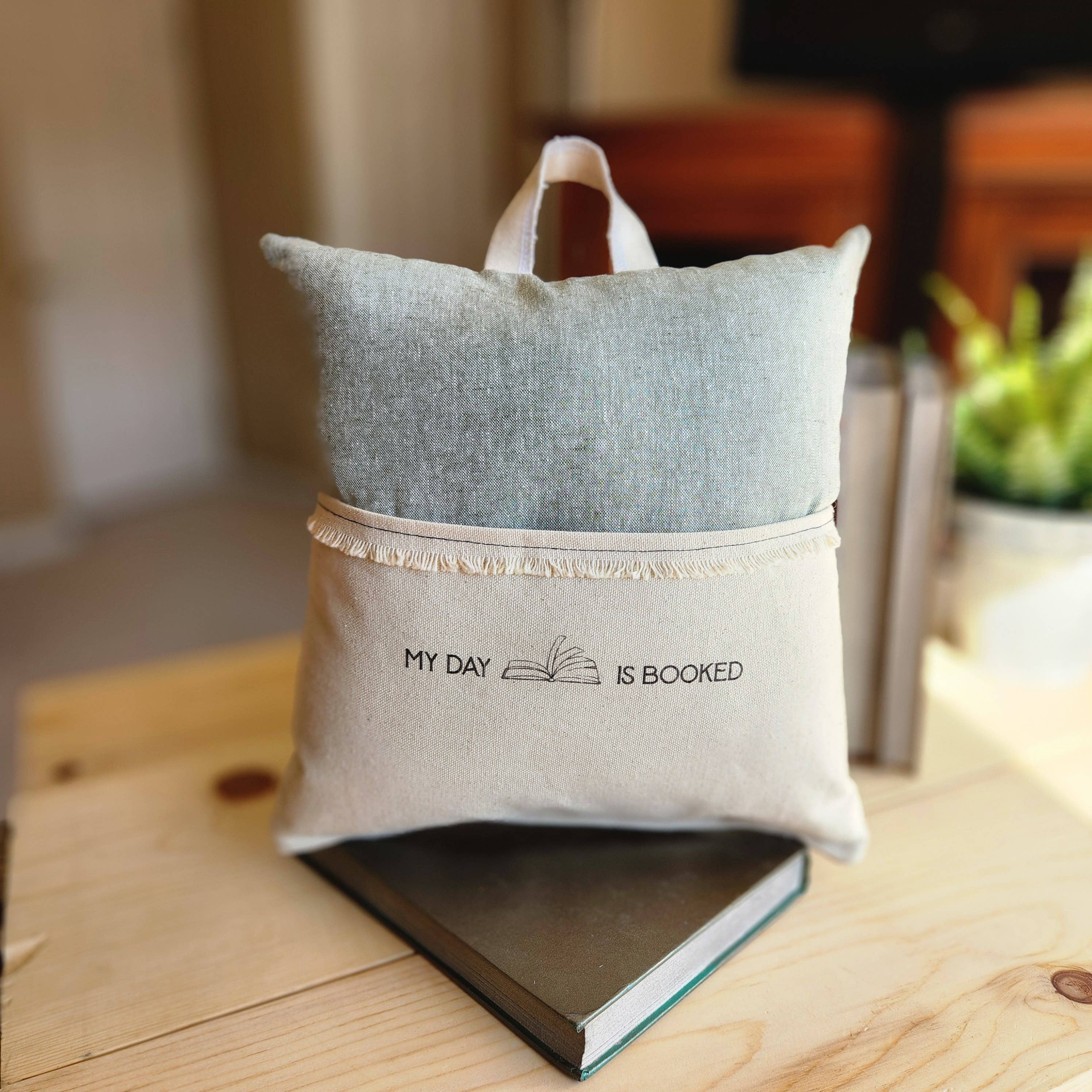 Desmond Brown - Vente Coussin lombaire - Ma journée est réservée, coussin de lecture, coussin pour tablette, lin vert4