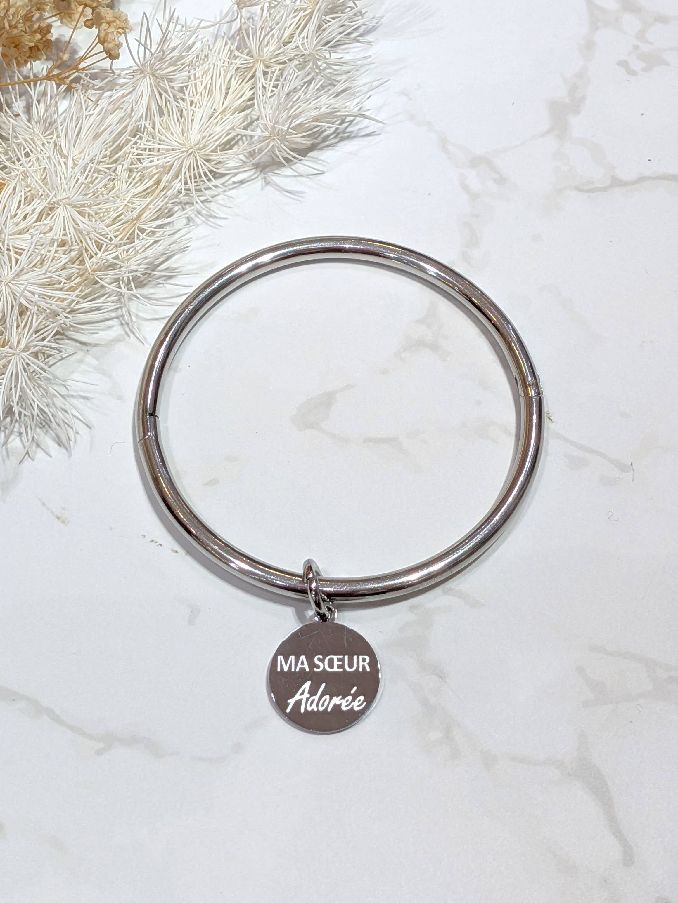 LOLO & YAYA - Wholesale Armband - Stijve armband bedel boodschap *MIJN GELIEFDE Zus*