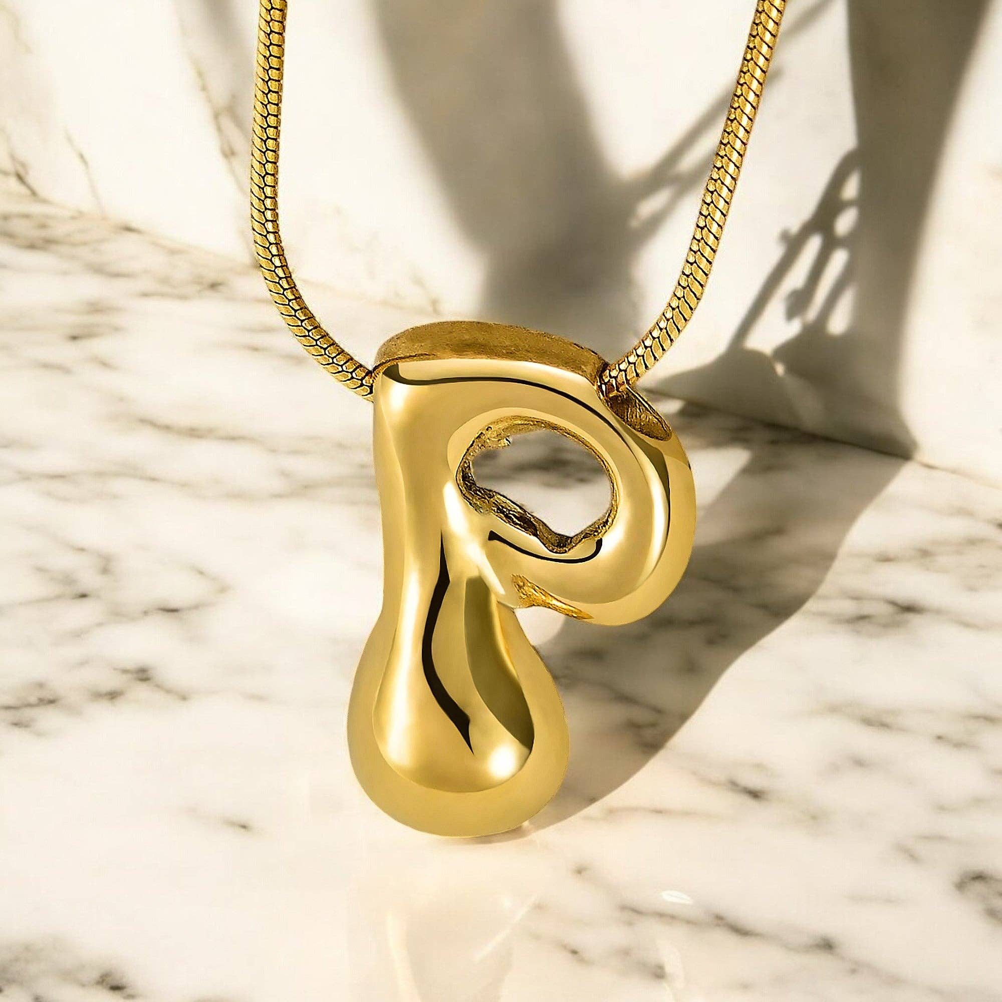 Cape Diablo - Vente Colliers à pendentif - Collier Initiale Lettre Bulle Chute Éclat Doré15