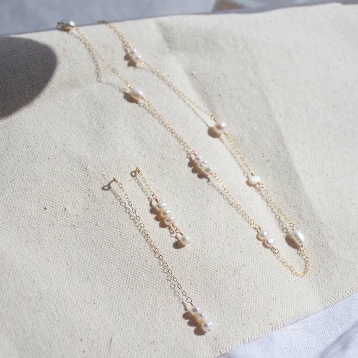 Collana asimmetrica con perle per la vendita all'ingrosso da parte di Kaju Creations