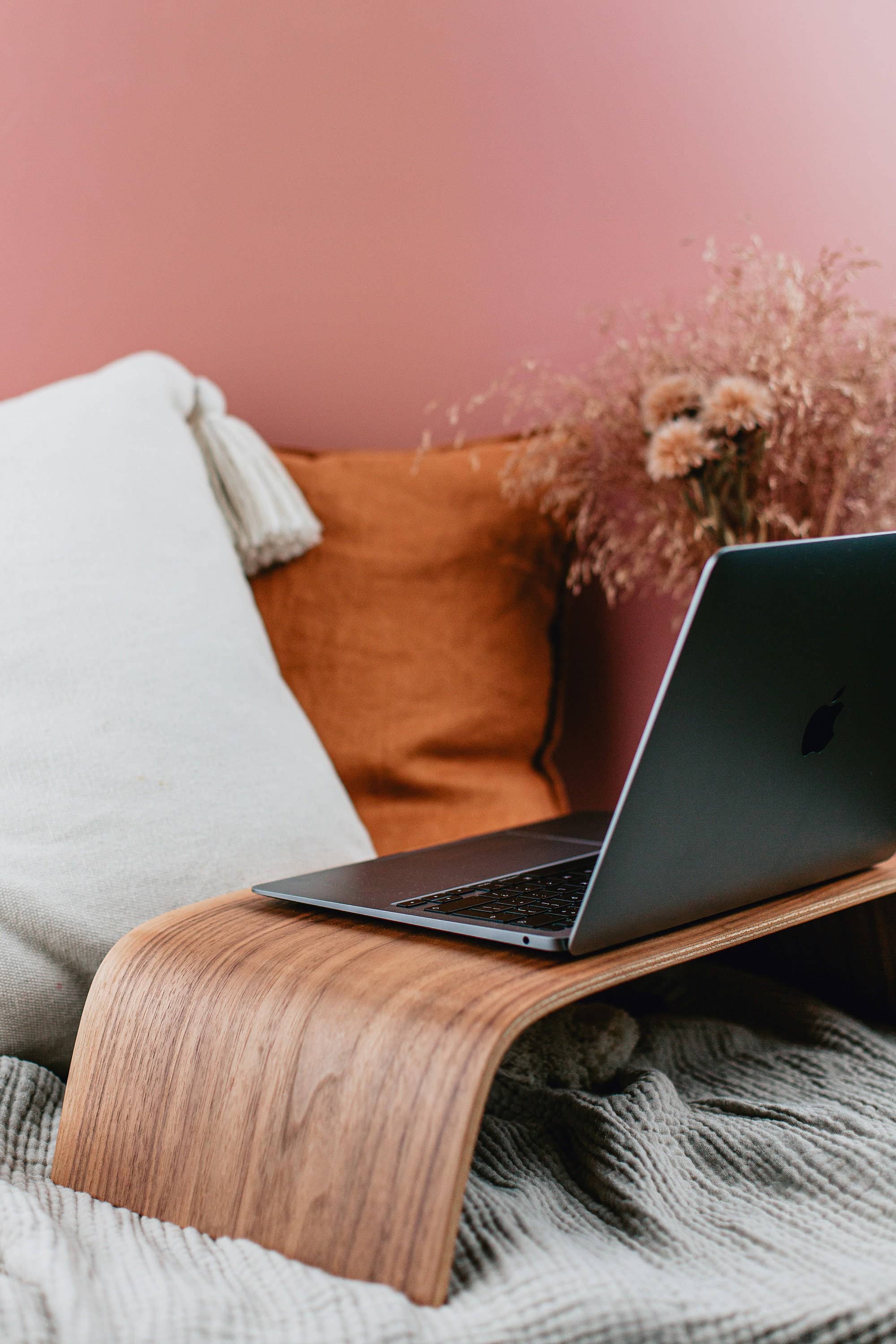 Halostands – Engroshandel Skrivebordsforhøjer – Bærbart laptopbord i amerikansk valnød9