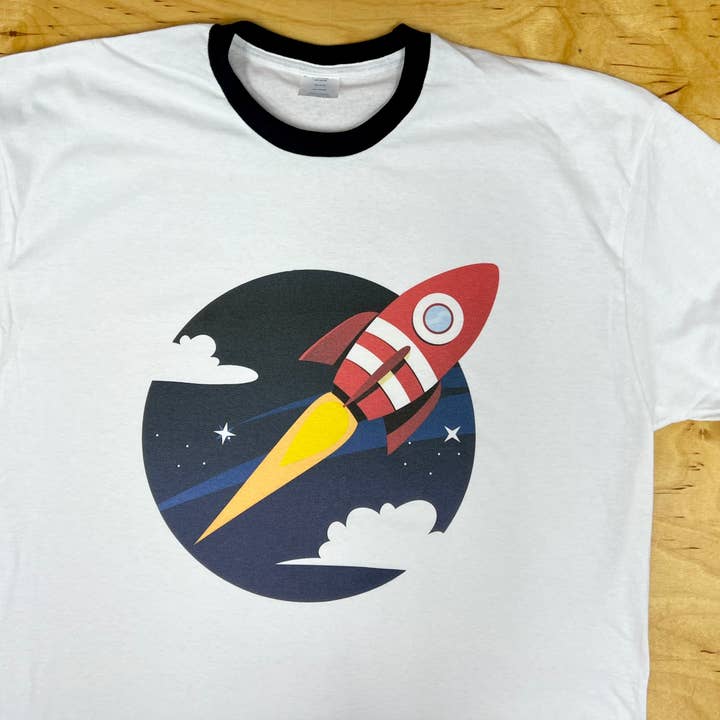 Camiseta Blast Off Rocket - Ringer blanca y azul marino para venta al por mayor de Astro Bettie