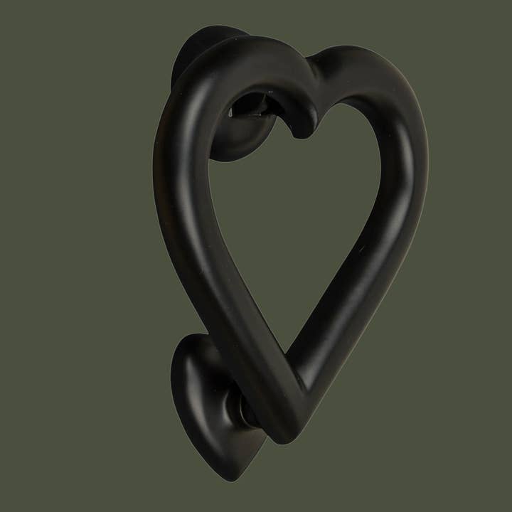 Aldaba para puerta de latón con forma de corazón, acabado negro para venta al por mayor de Brass bee