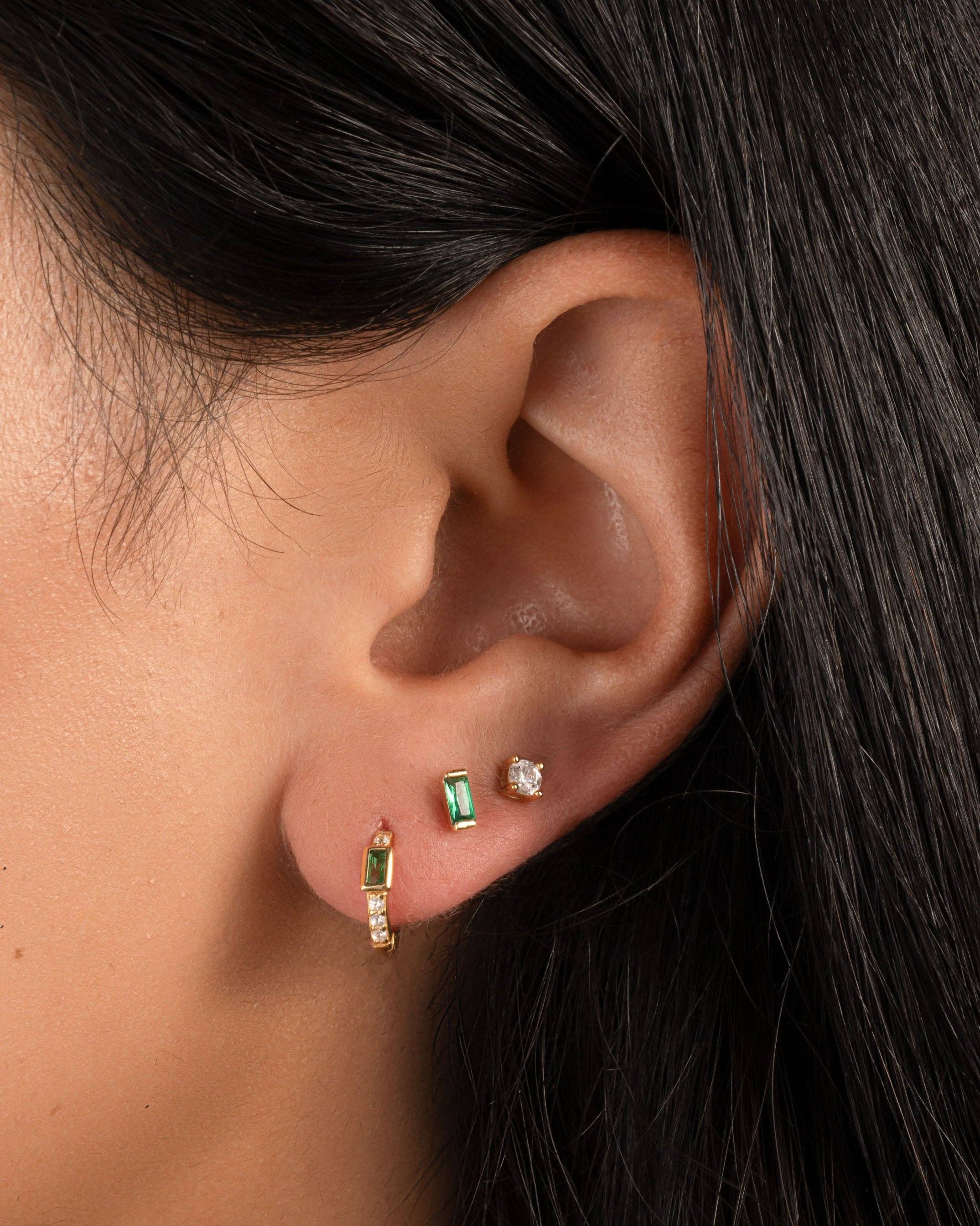 Sami Jewels – Engroshandel Huggie-øreringe – Smaragd Baguette Huggie øreringe1