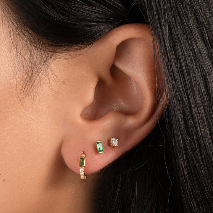 Sami Jewels – Engroshandel Huggie-øreringe – Smaragd Baguette Huggie øreringe1