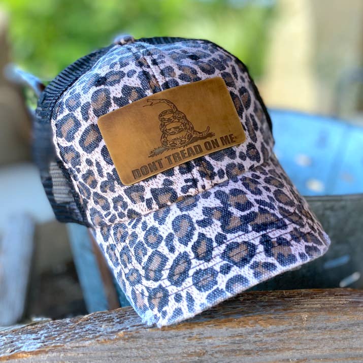 Casquette en cuir avec écusson Don't Tread on Me pour la vente par The Hometown Company