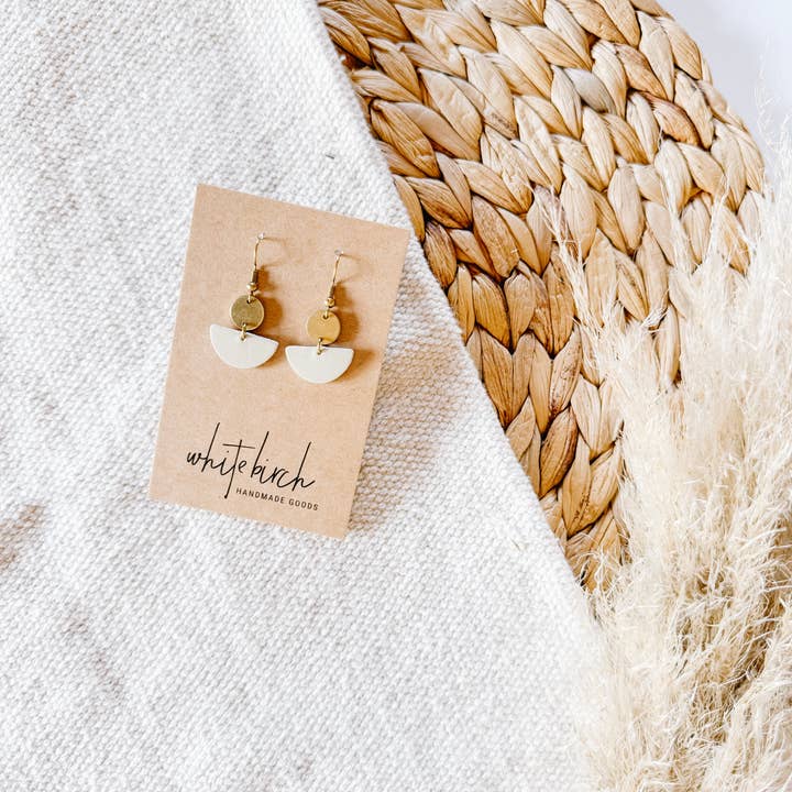 Whitebirch Handmade Goods - Venta al por mayor Pendientes colgantes - Pendientes pequeños de piel color crema con forma de media luna con disco de latón
