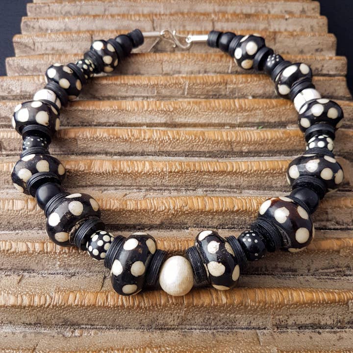 Collier artisanal avec perles noires africaines à pois et fermoir argenté Ambra Schmuck pour la vente par Ambra Schmuck