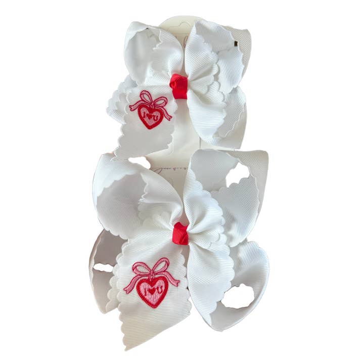 Noeud pour cheveux brodé avec médaillon en forme de cœur de coquille Saint-Jacques pour la vente par Just For Fun Threads