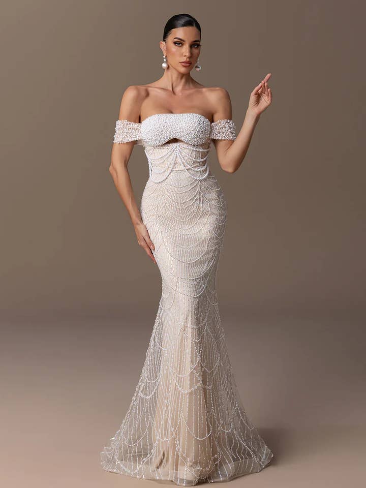 5052 - Robe à Épaule Tombante avec Bijou sur la Poitrine pour la vente par ILY From