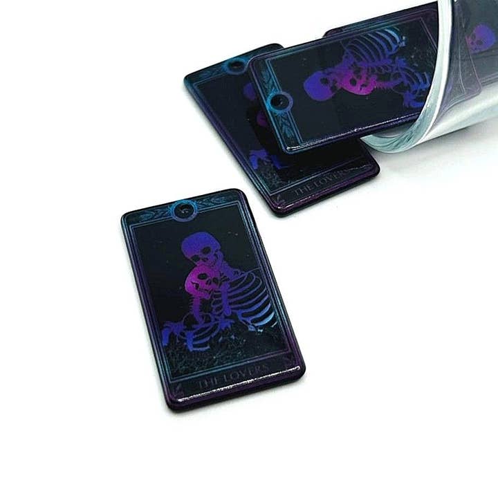 Les breloques de carte de tarot Les Amoureux noir et rose, 39x22mm pour la vente par Guerrilla Charm