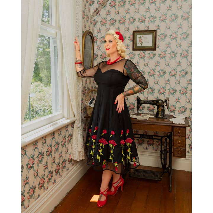 Dolly & Dotty – wholesale Klänning - Dam – Ruby svart aftonklänning med lyxiga broderade rosor