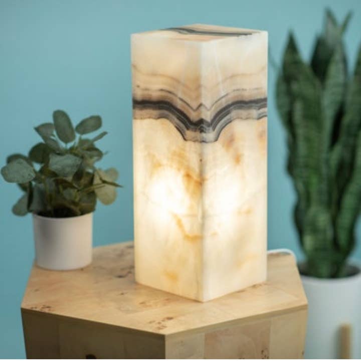 Tour en onyx blanc à bandes pour la vente par Stone Fusion