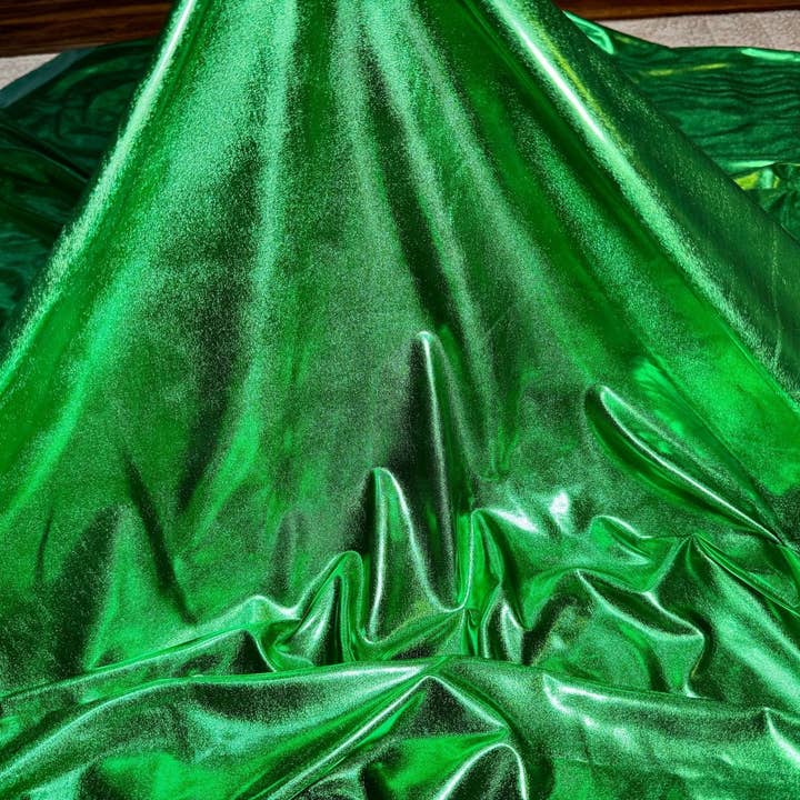 GalaTextile – Engroshandel Stofbolt – Kelly Green metallisk lammet spandexstof, 4-vejs strækfoliestof ved gården, skinnende grønt dansetøj, kostumer, luksusbeklædningsmateriale5