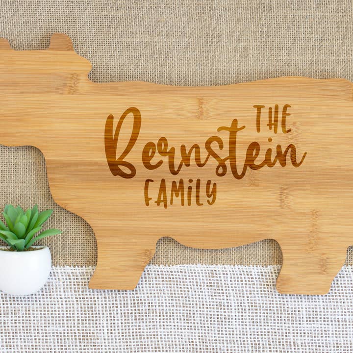 Nom de famille Planche à découper en forme d'animal pour la vente par Our Board Boutique