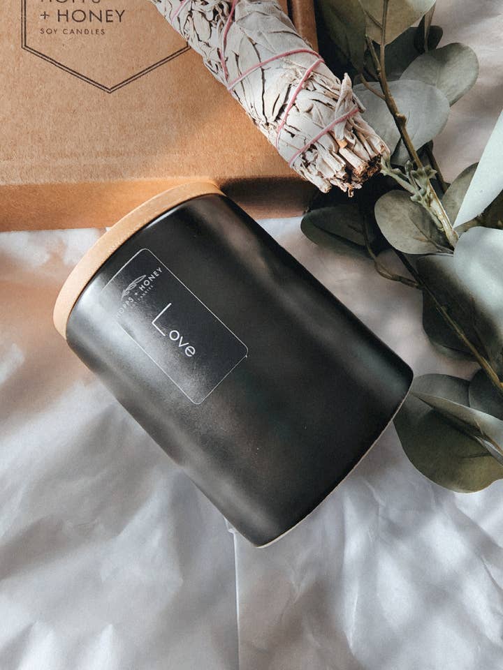 Bougie à la cire de soja Love-Modern pour la vente par Hopps and Honey