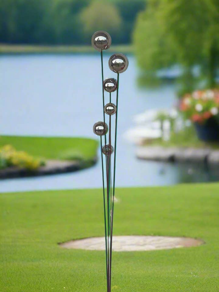 Décoration de jardin avec poteau rouillé et boules en acier inoxydable faites à la main 180 cm pour la vente par Marissa's Gifts