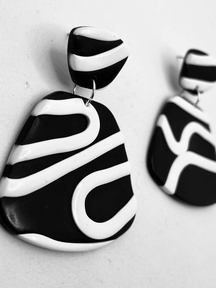 Boucles d'oreilles en argile polymère, boucles d'oreilles en argile faites à la main, boucles d'oreilles noires et blanches, boucles d'oreilles légères, boucles d'oreilles rétro pour la vente par Miles and Milo Polymer Clay Collection