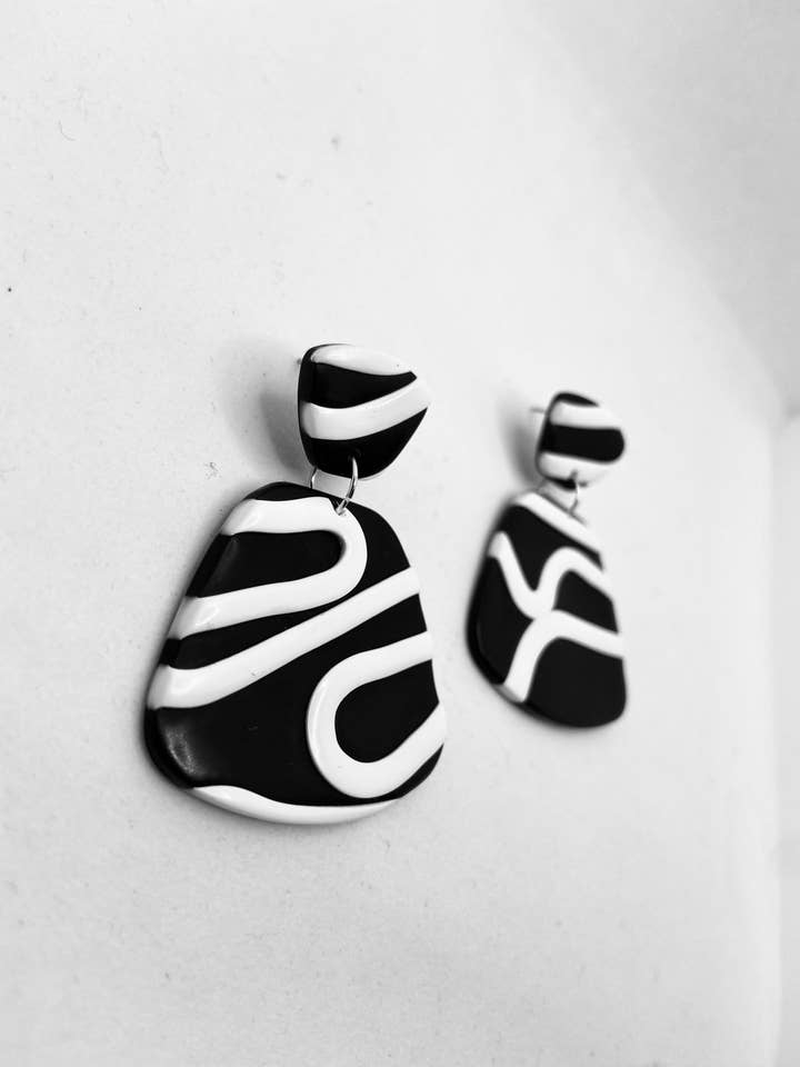 Boucles d'oreilles en argile polymère, boucles d'oreilles en argile faites à la main, boucles d'oreilles noires et blanches, boucles d'oreilles légères, boucles d'oreilles rétro pour la vente par Miles and Milo Polymer Clay Collection