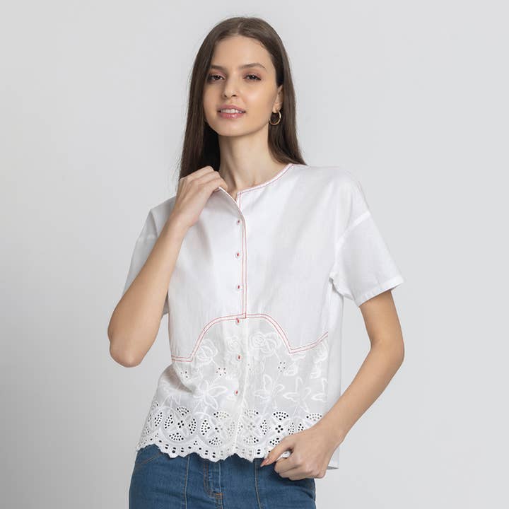 Vit broderad rundhalsad skjorta i bomull med knappar. för wholesale av Benares