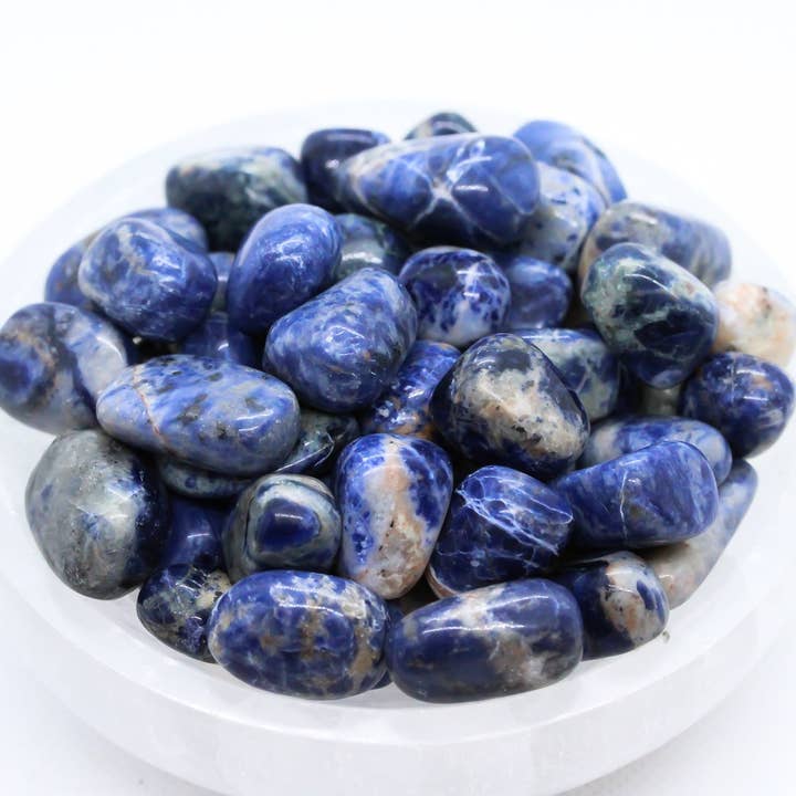 Pierres roulées polies en sodalite 10-20 mm 1 kg/2 lbs pour la vente par Quasar Gems USA
