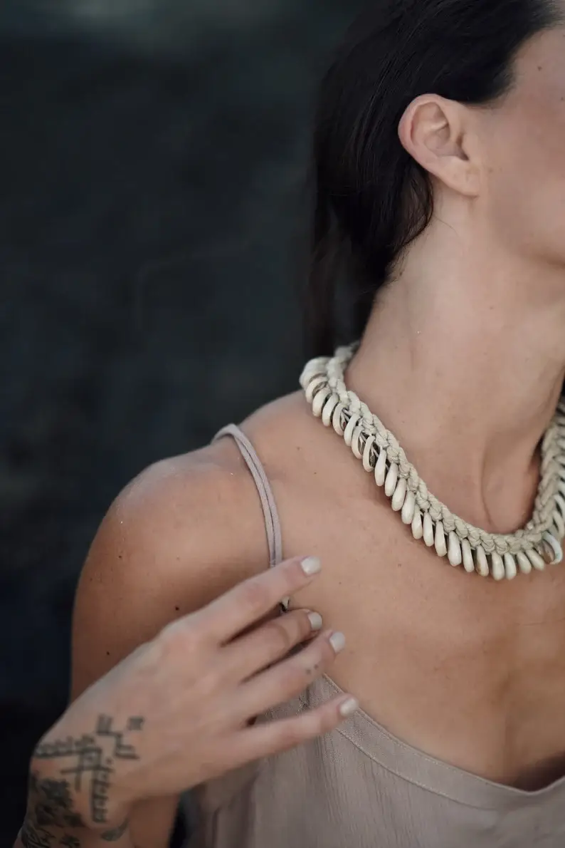 Bonisita – Engroshandel Perlehalskæde – Vintage halskæde med cowrie-skjell fra Papua2