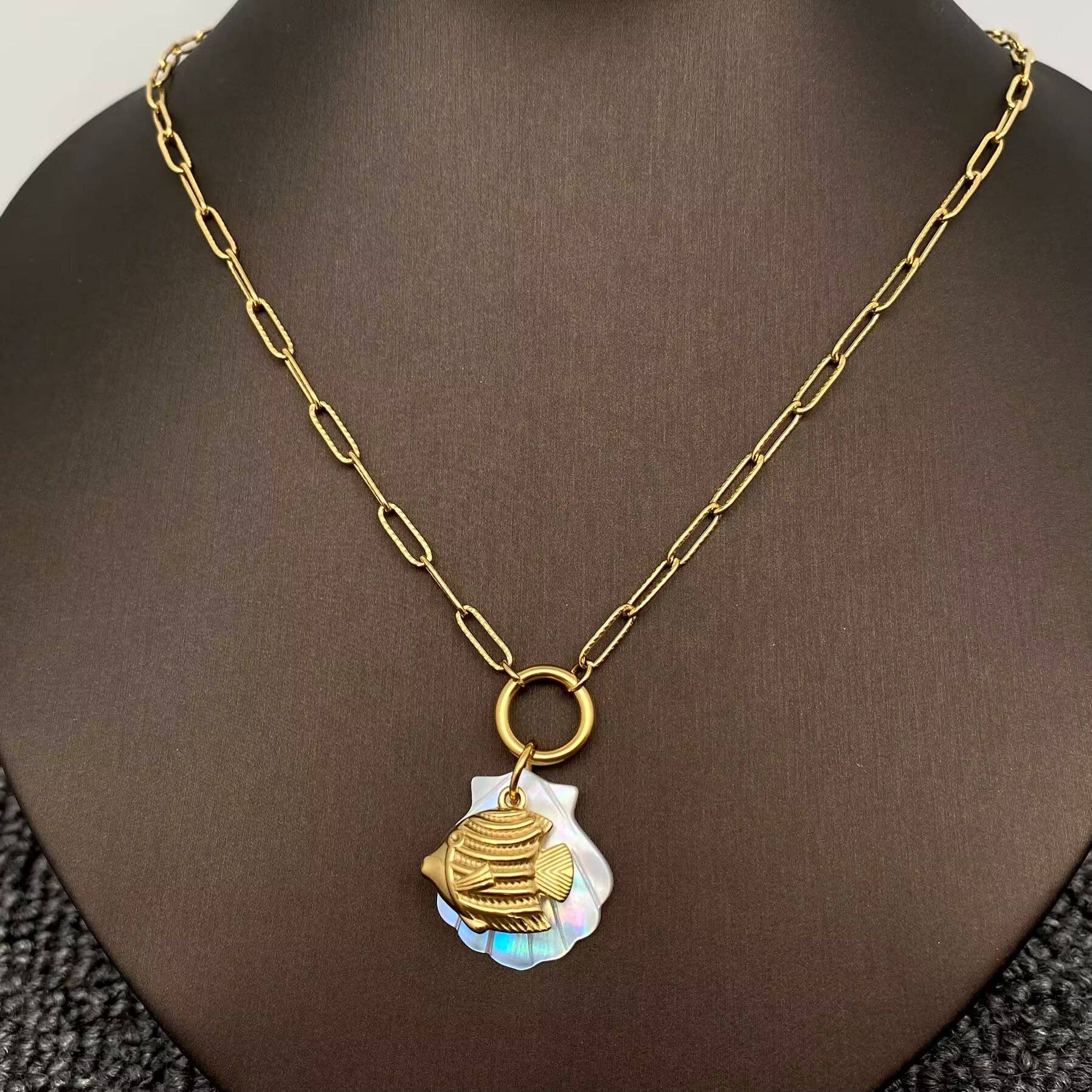 Mio Queena - Wholesale Pendant/Charm Necklace - Ocean Style Shell & Fish Charm 18K Golden SS Necklace - FGS7