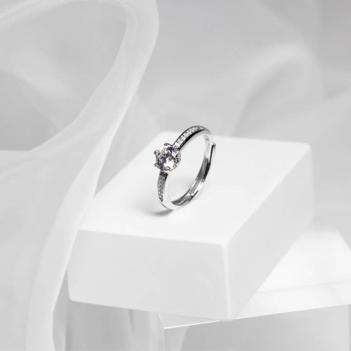 Bague de sertissage ronde en forme de canal de 0,75 carat pour la vente par Meissa Jewelry
