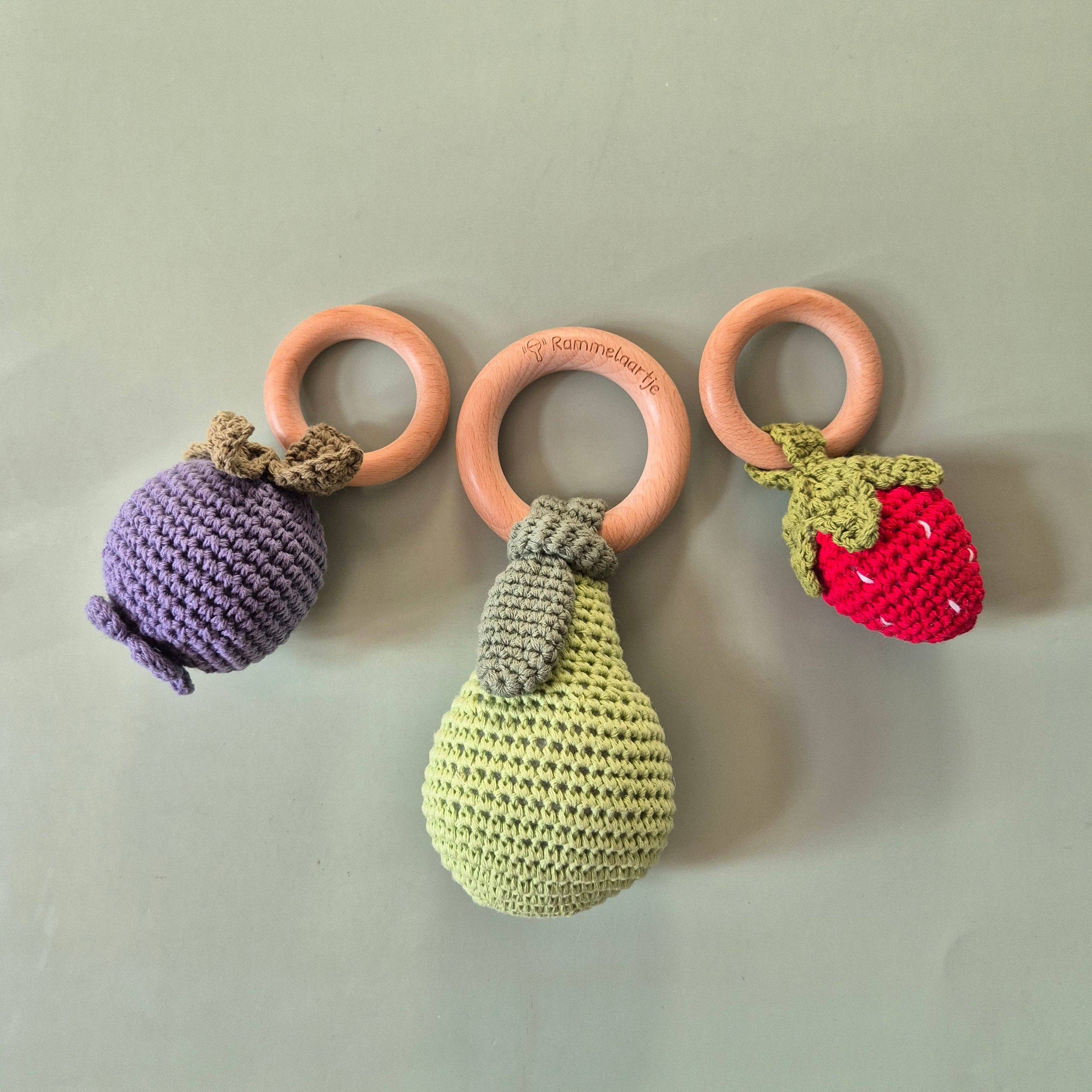 Rammelaartje - Venta al por mayor Sonajero - Bebés - Sonajero de Ganchillo Hecho a Mano con Anillo de Madera de Haya – Fresa2