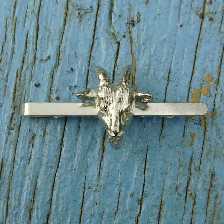 Slide de gravata de estanho de cabra - fundido à mão maior por William Sturt por atacado de William Sturt Fine Pewter