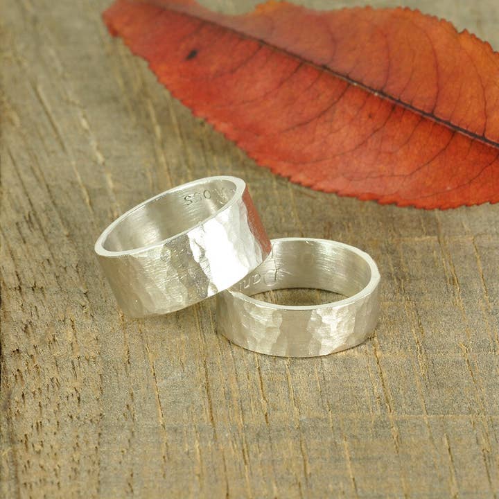 Hamret sterlingsølv ringbånd - smal + bred for engroshandel hos Danielle Harrison Jewelry