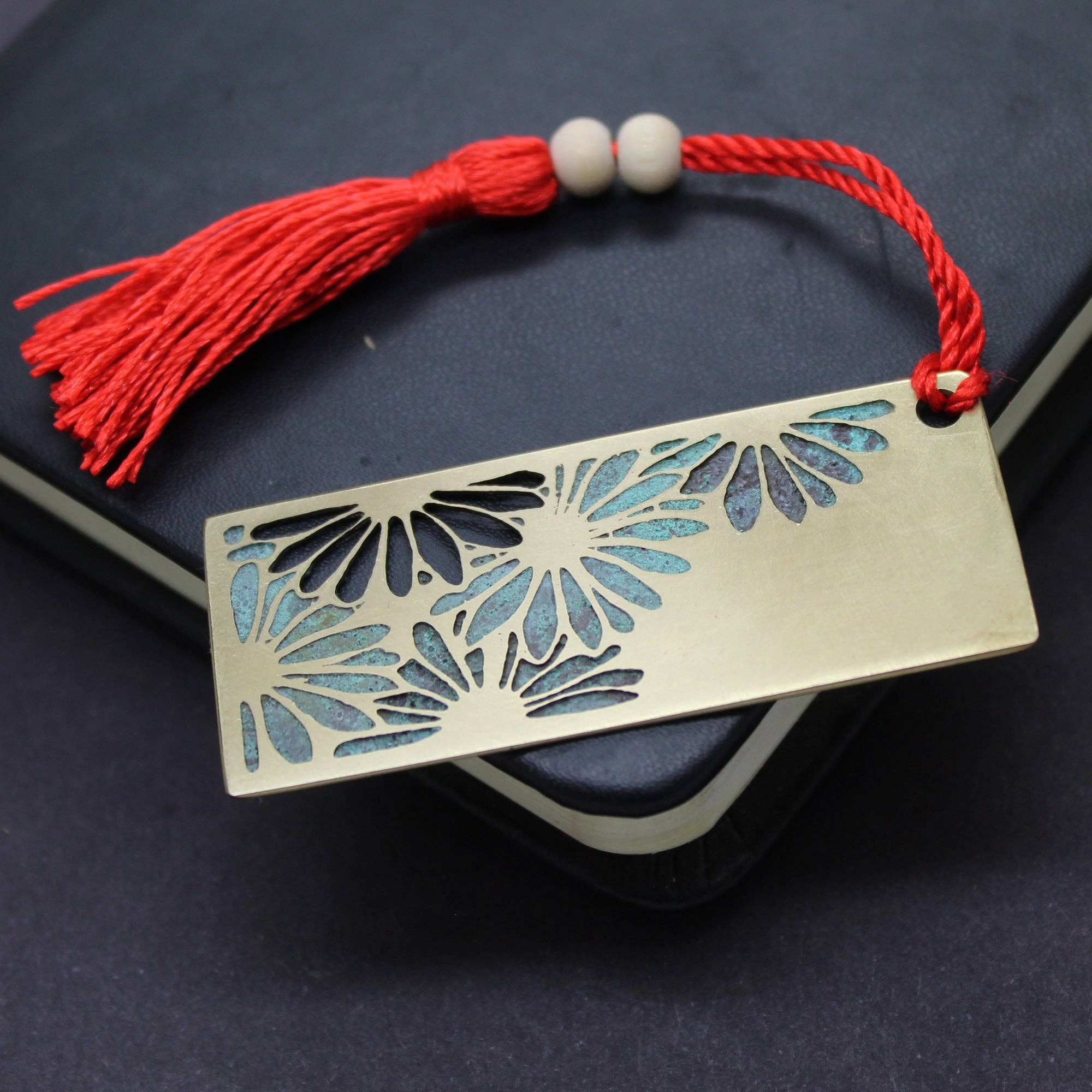 Plataica - Wholesale Bookmark - Brass bookmark with engraved daisies5