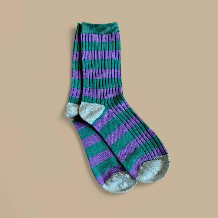Par randiga strumpor i grönt och mauve för wholesale av agathe & cocö