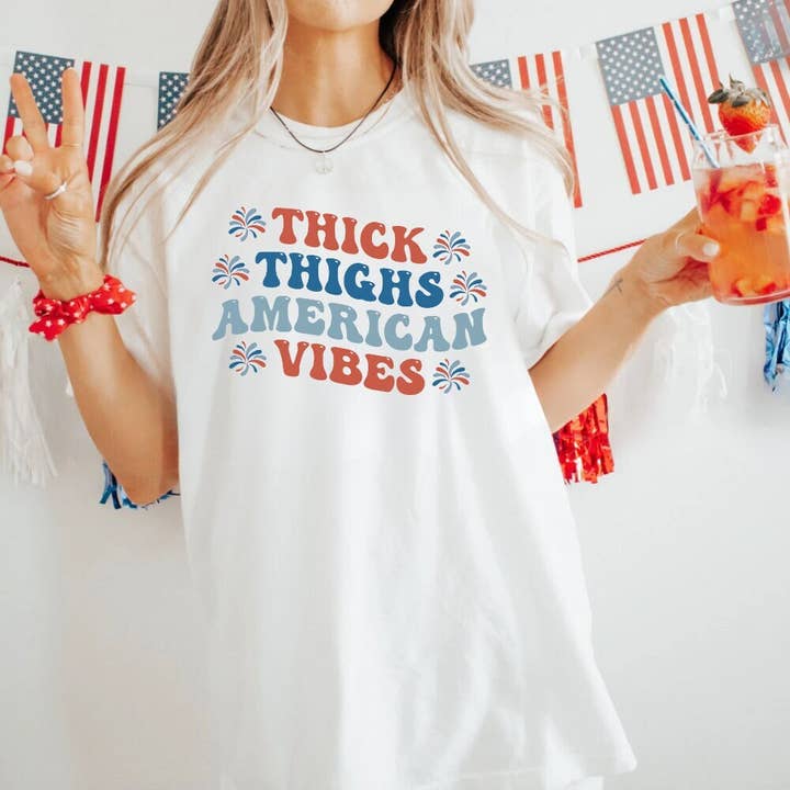 American Vibes T-shirt met dikke dijen, patriottisch T-shirt, vierde voor wholesale door Woven Wonder Apparel