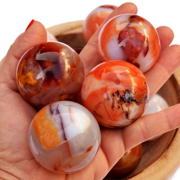 Kaia & Crystals – wholesale Andlig sten/kristall – Röd karneol sfär sten (45mm - 65mm)