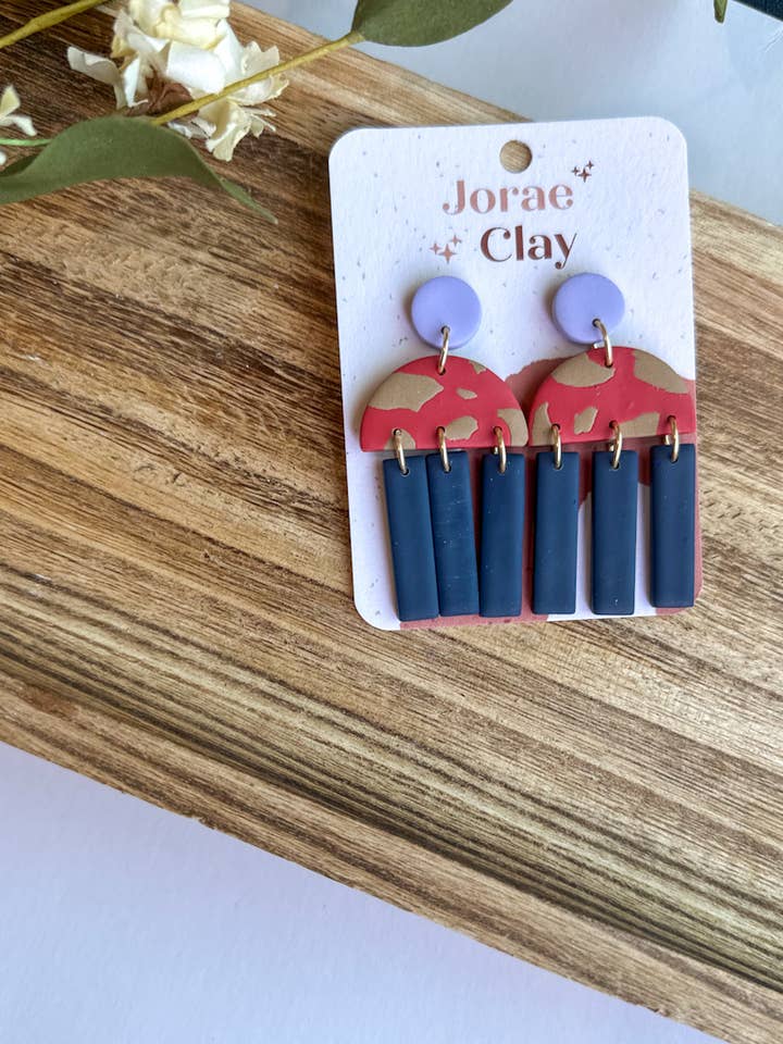 Blau+Lila+Roter Lehmohrring für den Großhandel von Maude West Company