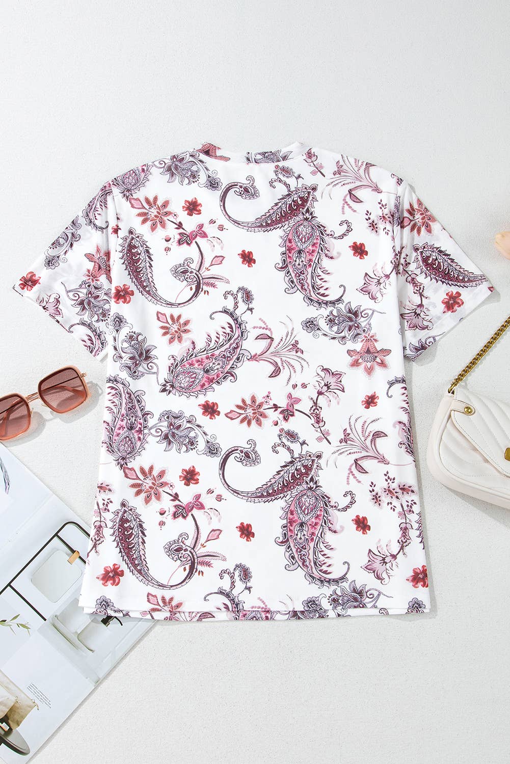 Vit Vit vintage paisley mock neck t-shirt för wholesale på Faire2