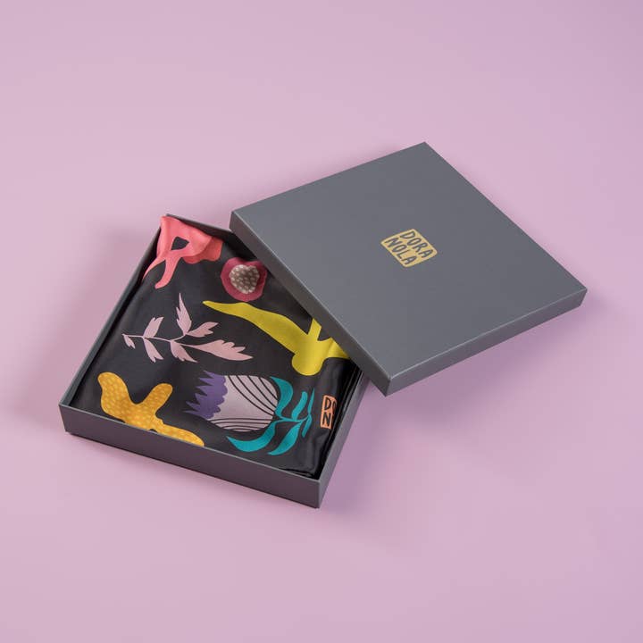 Pañuelo de seda Chasing Stories 90 para venta al por mayor de Dora Nola