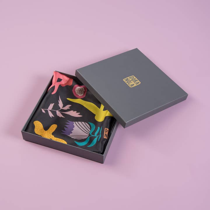 Jaga historier sidenhalsduk 90 för wholesale av Dora Nola