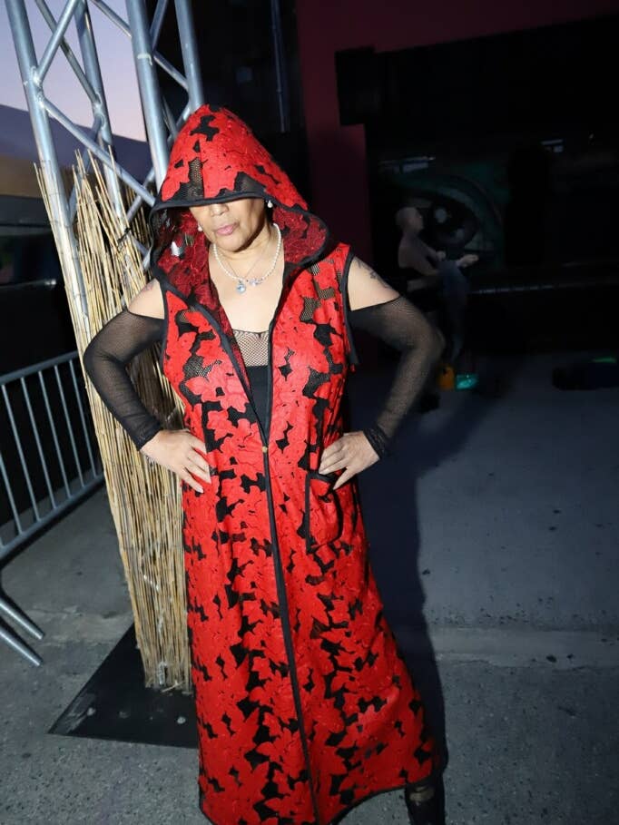 Red Rose Staubwedel/Cape aus veganem Leder mit Netzstoff für den Großhandel von BoiPKG