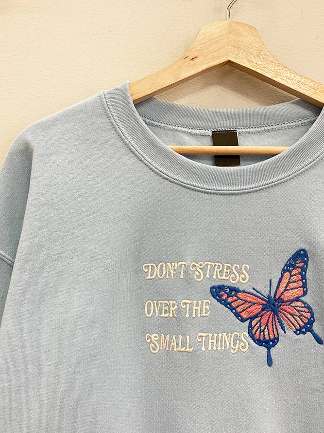 Stress ikke sommerfugl broderet sweatshirt for engroshandel hos Sweet Claire