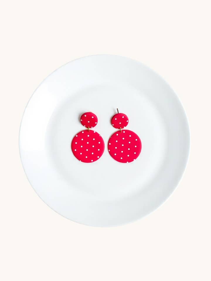 Boucles d'oreilles pendantes à pois roses pour la vente par Clay Dazing