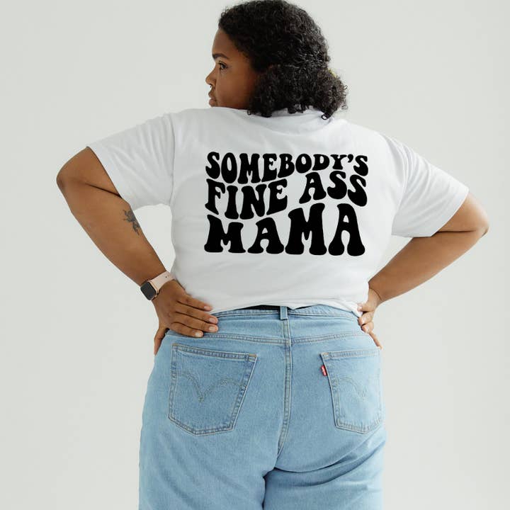 Somebody's Fine Ass Mama - T-shirt pour femmes pour la vente par The Powerful Co.