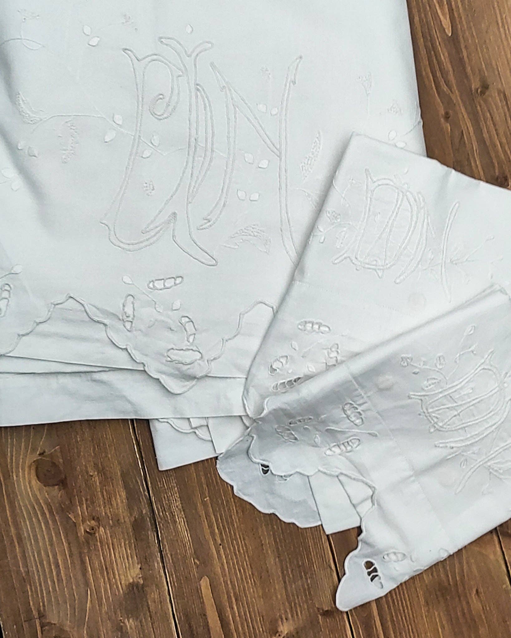 Heyfoo - Venta al por mayor Conjunto de ropa de cama - Sábanas dobles de lino blanco con bordado DN y fundas de almohada6