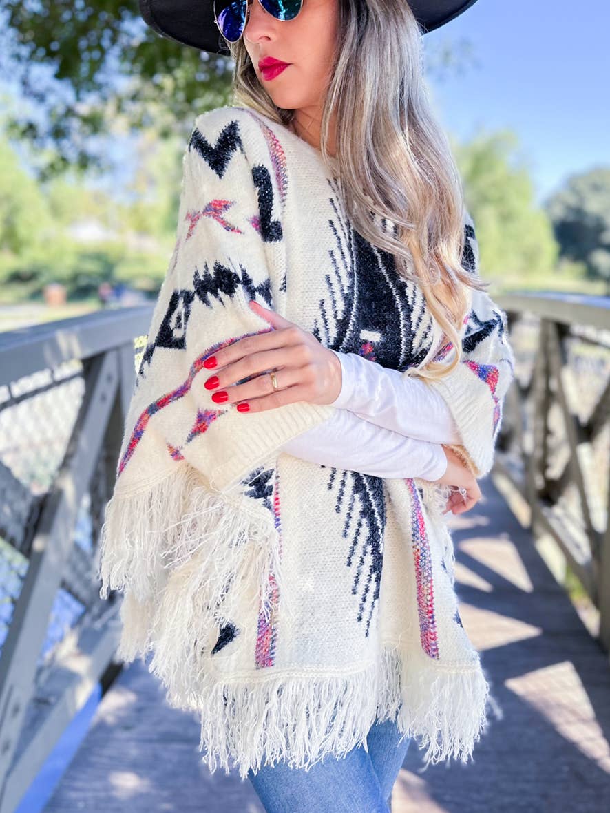 Ivoire Poncho en maille à cils vibrant aztèque avec détail à franges en vente sur Faire5