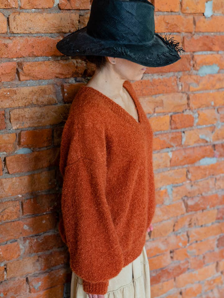 Pull col V bouclé oversize « as Ami Wrap Cardi » pour la vente par Mariet Mentaal Caressed Knitwear