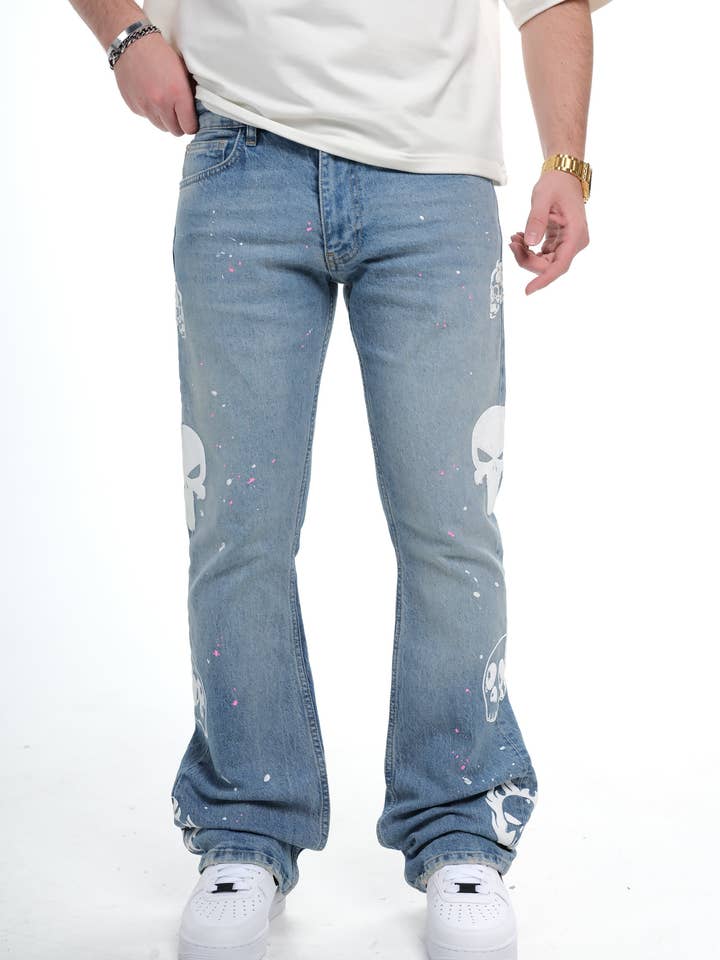 Jeans in denim a gamba dritta con stampa teschio, lavaggio chiaro da uomo 1025C1537 per la vendita all'ingrosso da parte di Monocloth