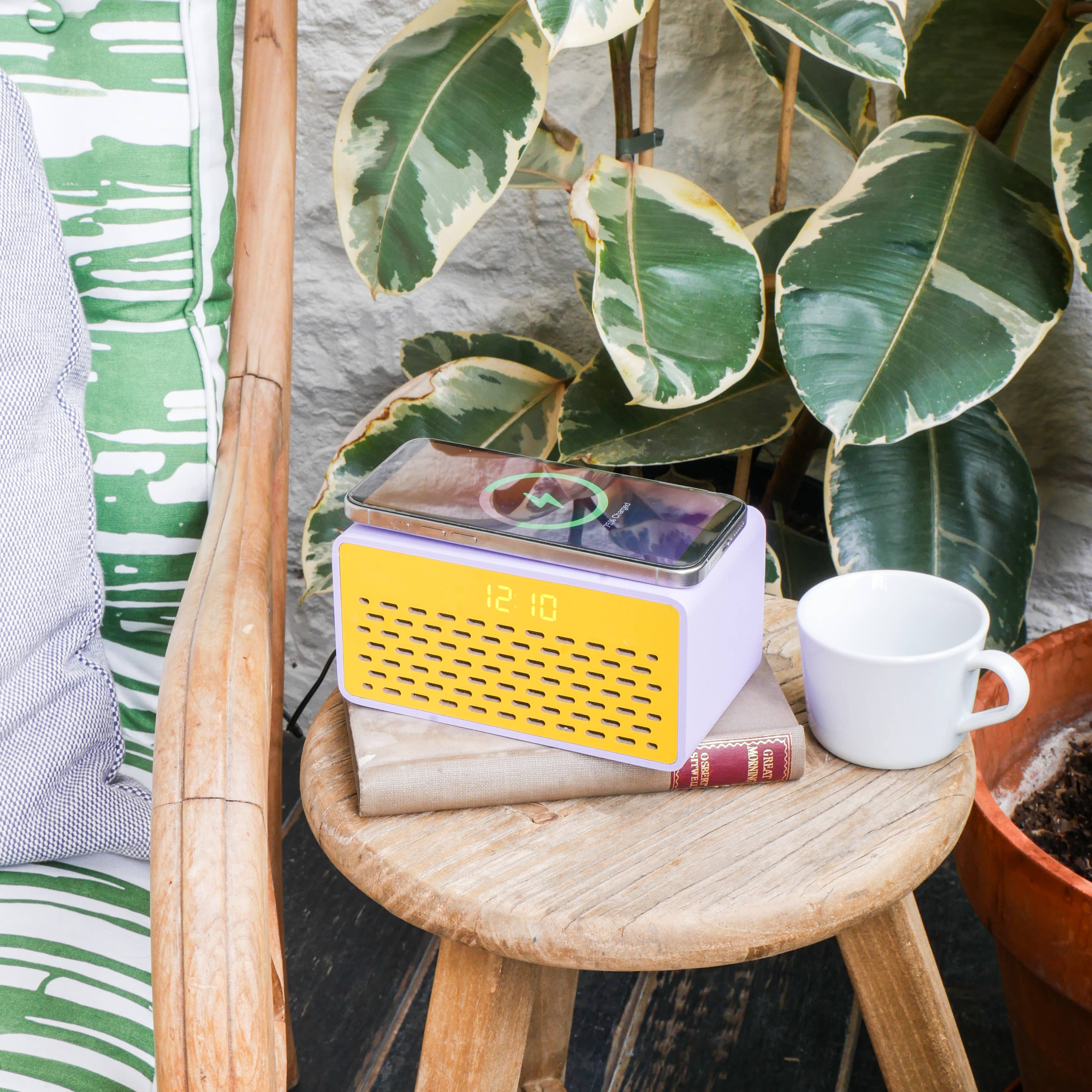 Steepletone UK Ltd – wholesale Bärbar laddare – Rise Mix trådlös laddare och Bluetooth-högtalare med väckarklocka1