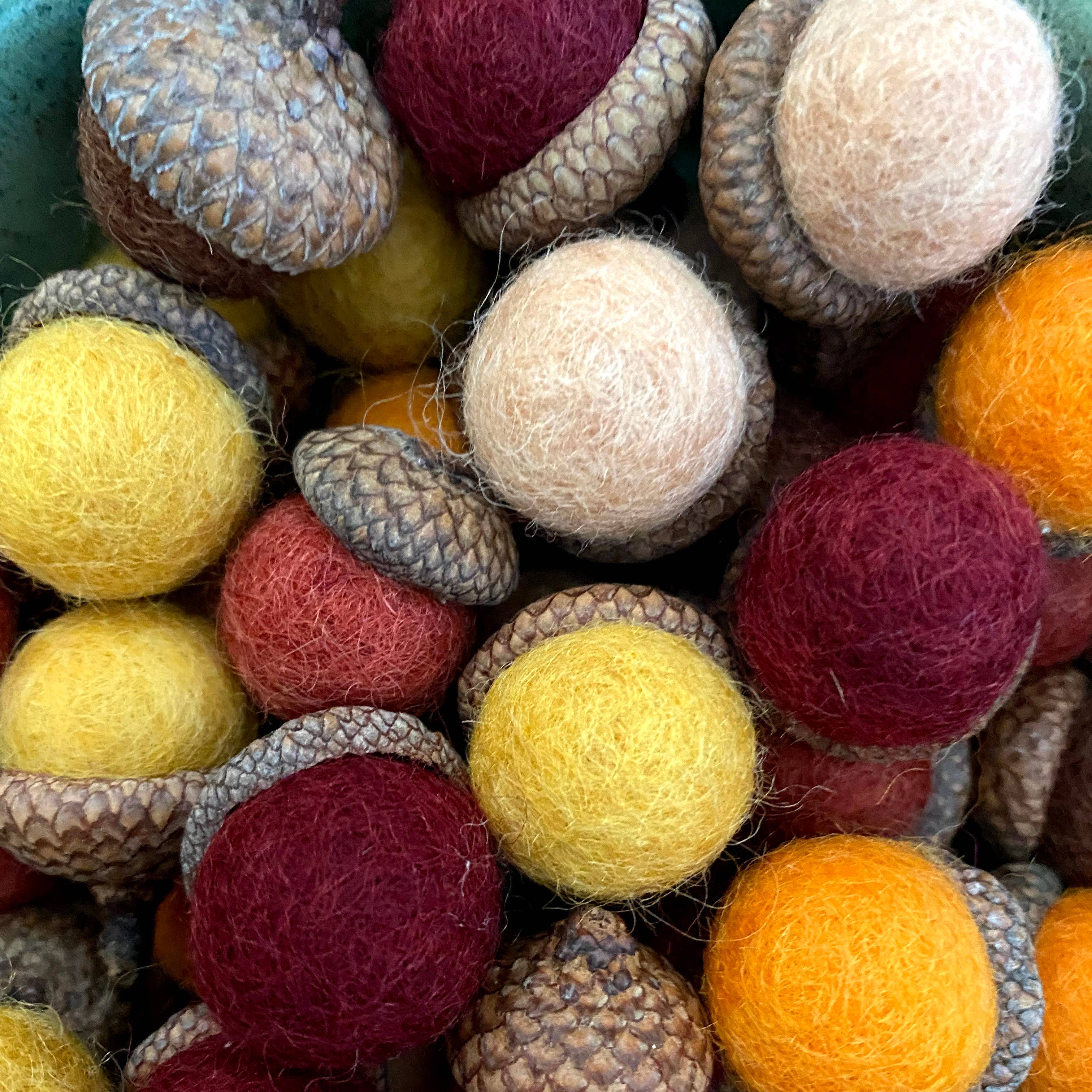 Oakwind Hollow – wholesale Decorative tabletop object – Felt Wool Acorns Pumpkin Spice - Regular Size4