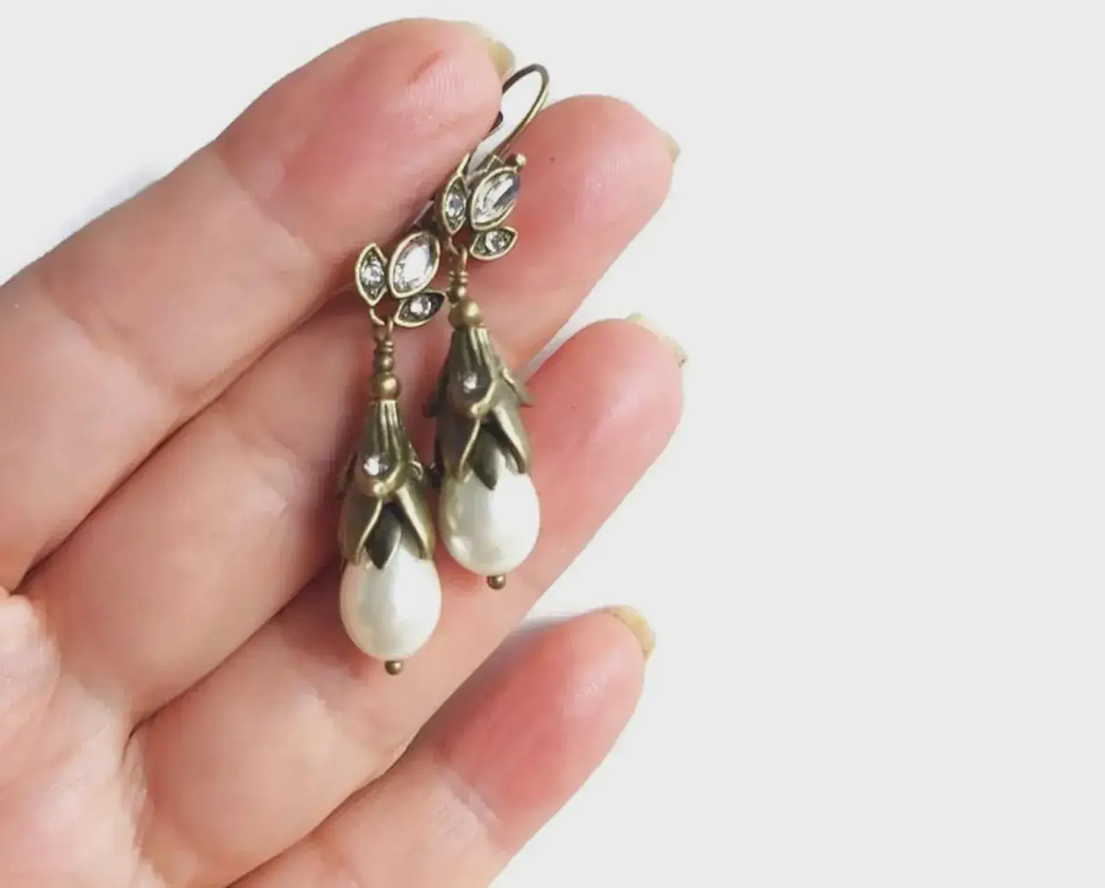 Wild & Free – Brincos de argola por atacado – Brincos de lágrima com pérola branca vitoriana1